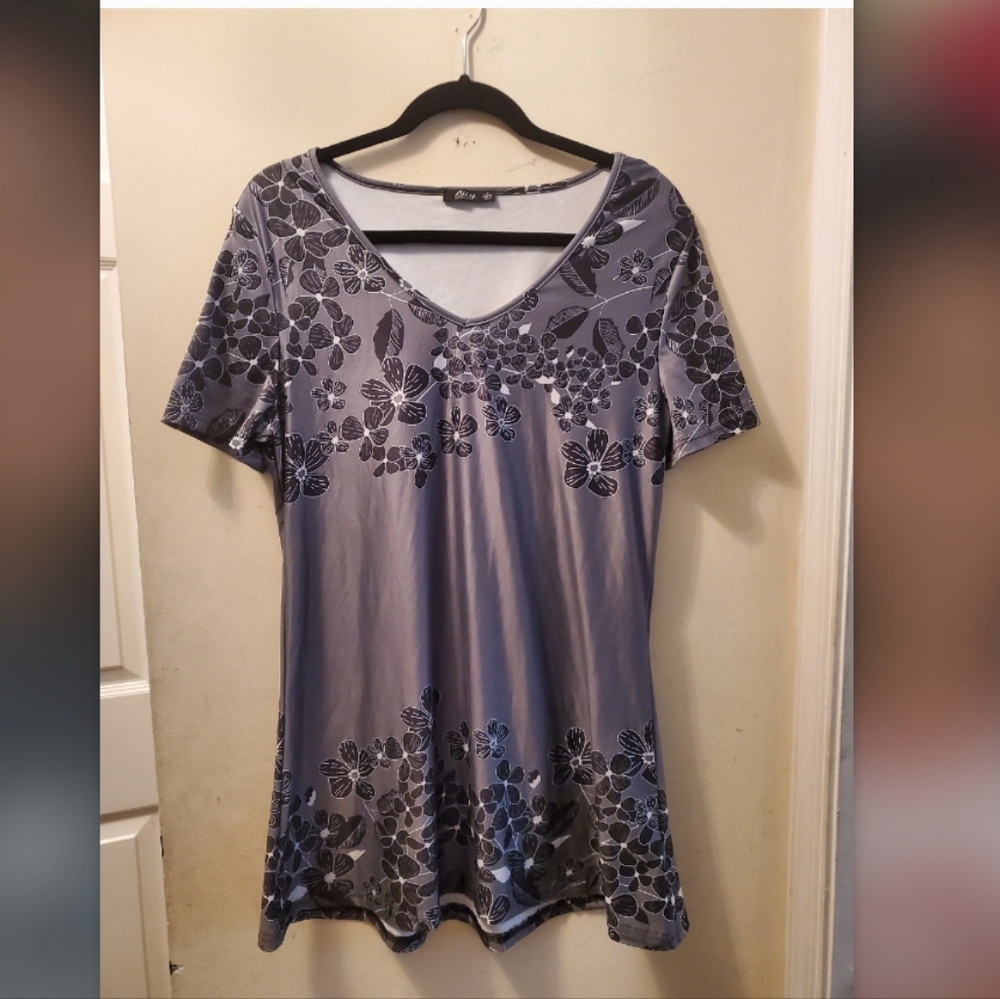 NWOT Grey & Black Floral Tunic - Medium